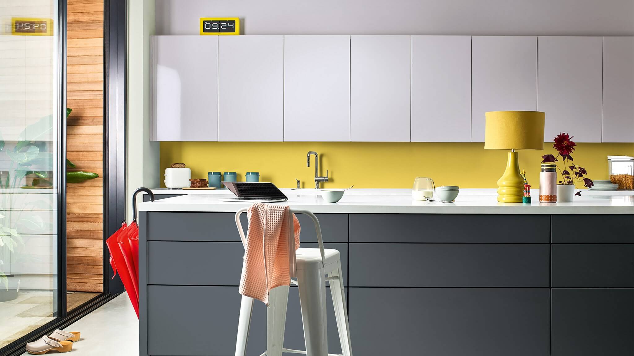 Dapur beraneka warna dengan Tranquil Dawn, Colour of the Year 2020 Dulux cf20_color_of_the_year_2020_kitchen