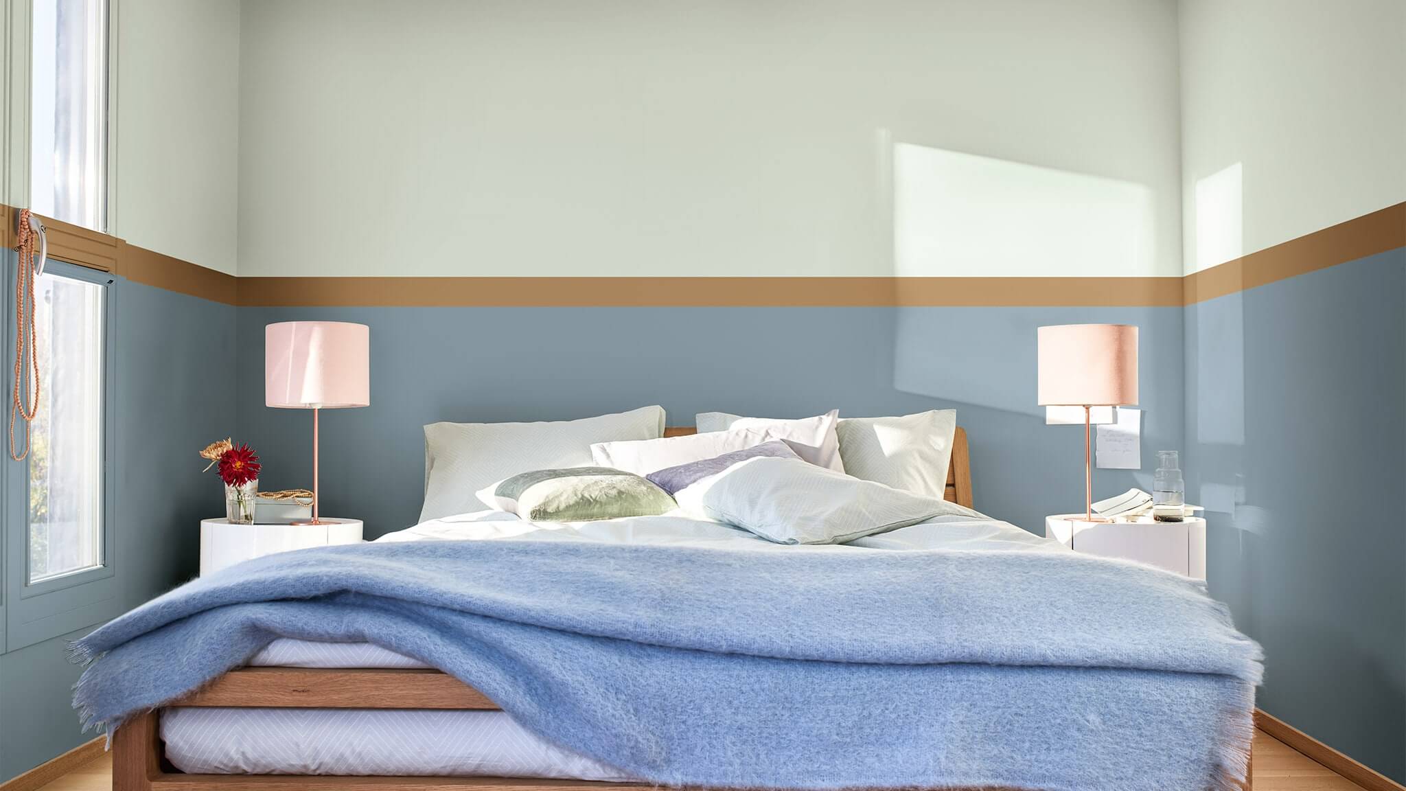 Kamar tidur yang rileks dengan dinding dua warna senada dalam warna biru dan hijau dengan tepi berwarna oker cf20_two-tone_room_4
