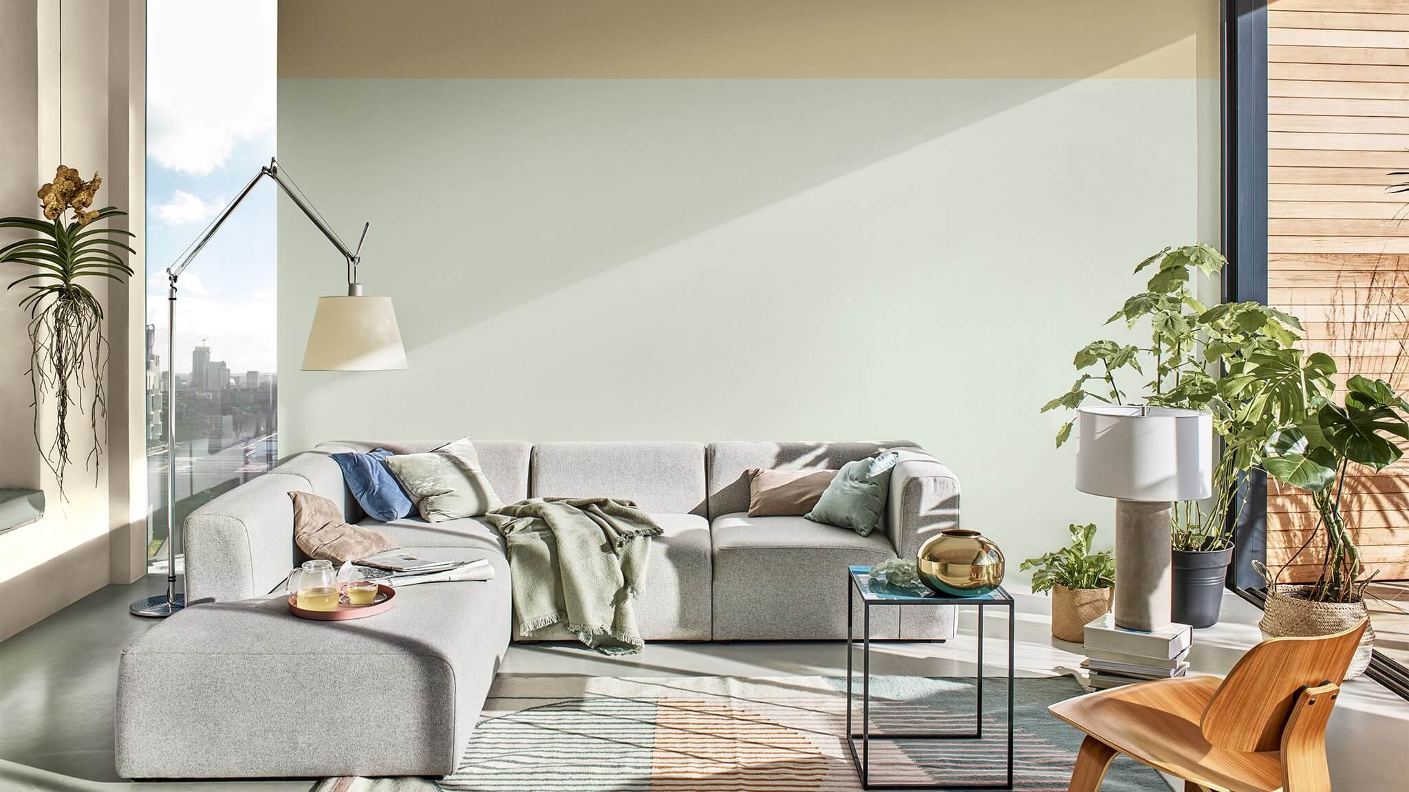 Ruang tamu yang santai dengan dinding dua warna senada dalam Tranquil Dawn cf20_two-tone_room_2