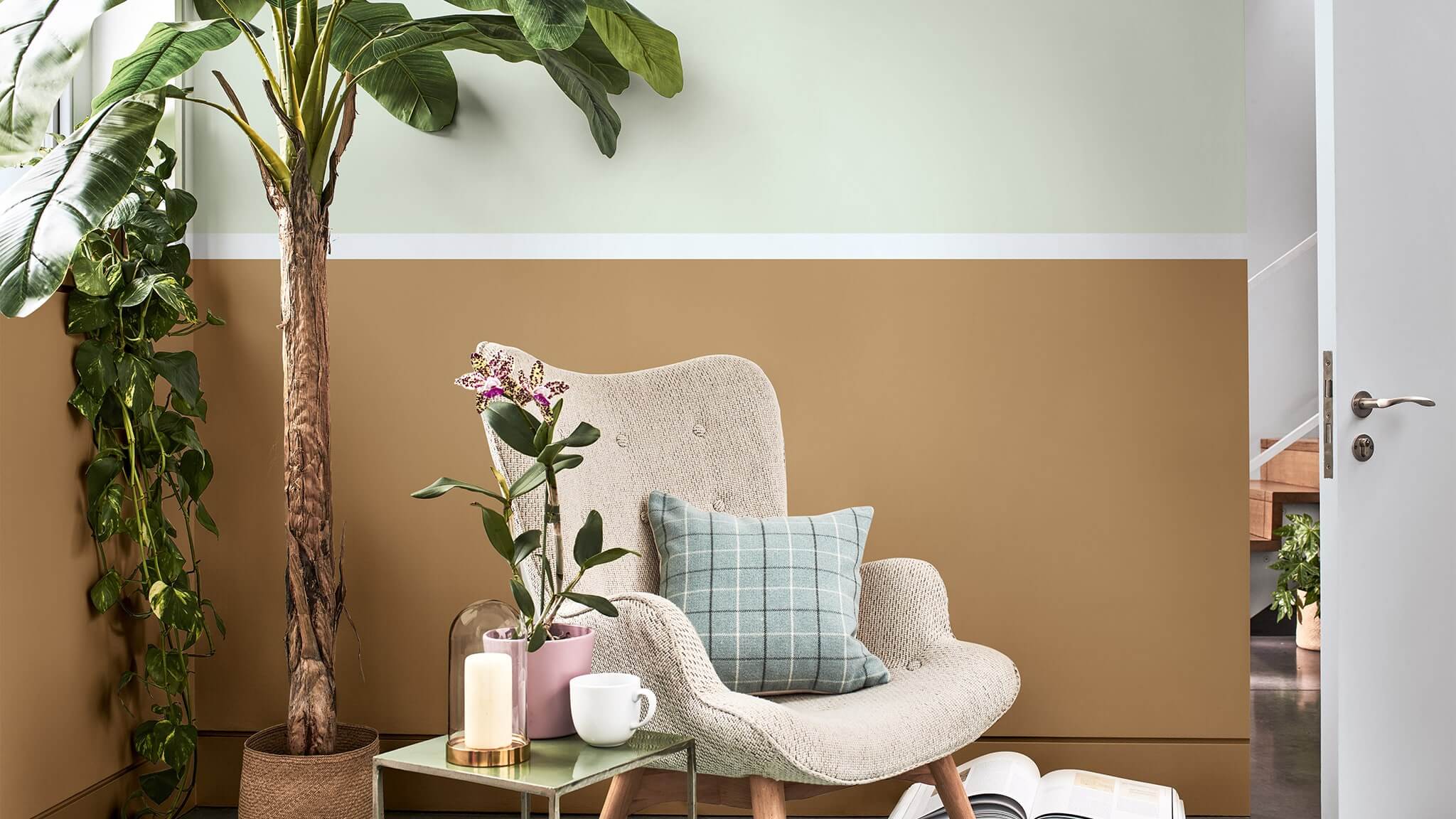 Ruang tamu yang menenangkan dengan dinding dua warna senada dalam warna oker dan hijau pucat cf20_two-tone_room_3