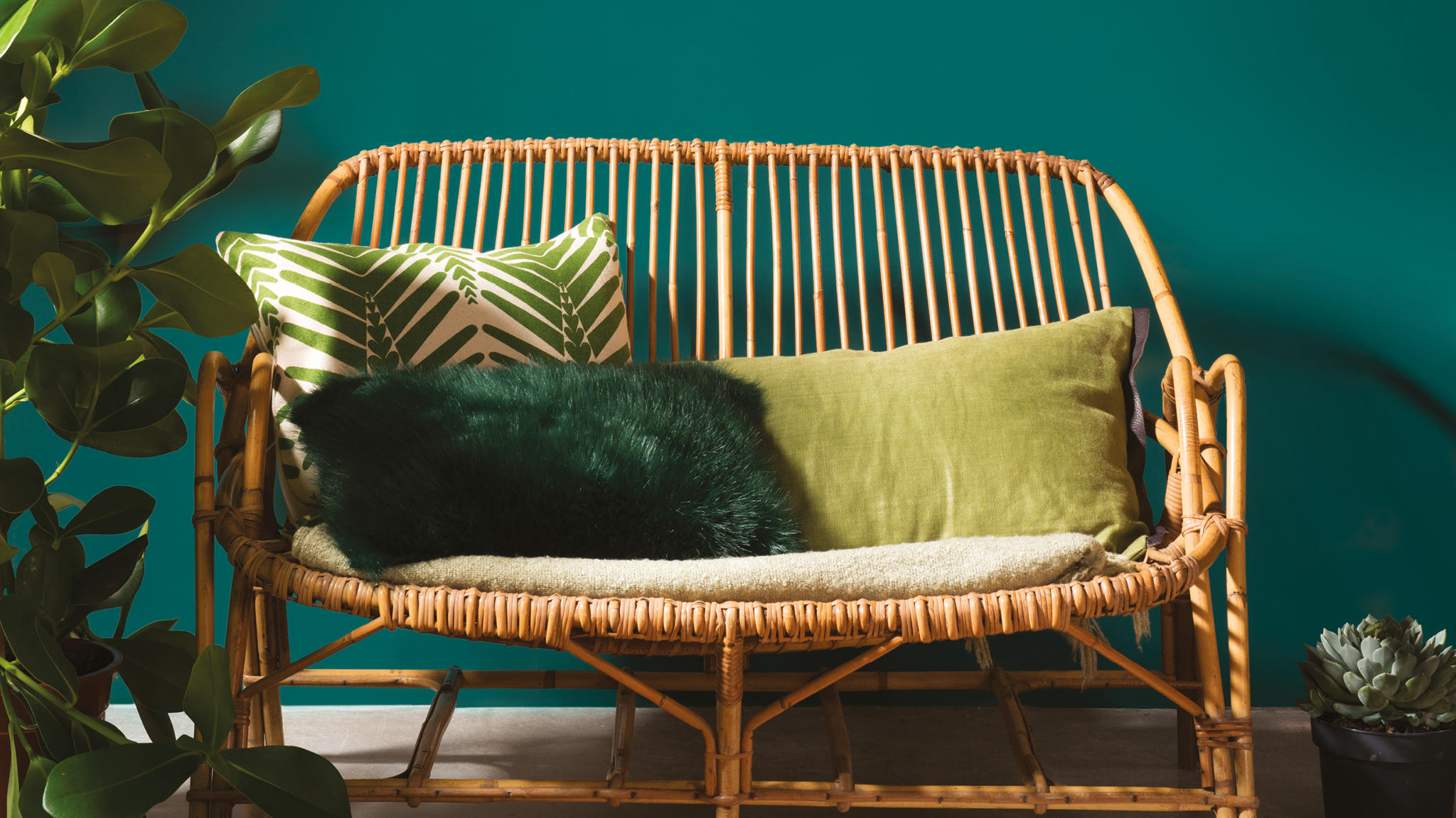 Tempat duduk hijau Kayu natural tampak menonjol dengan cantik saat dipasangkan dengan palet hijau alam.