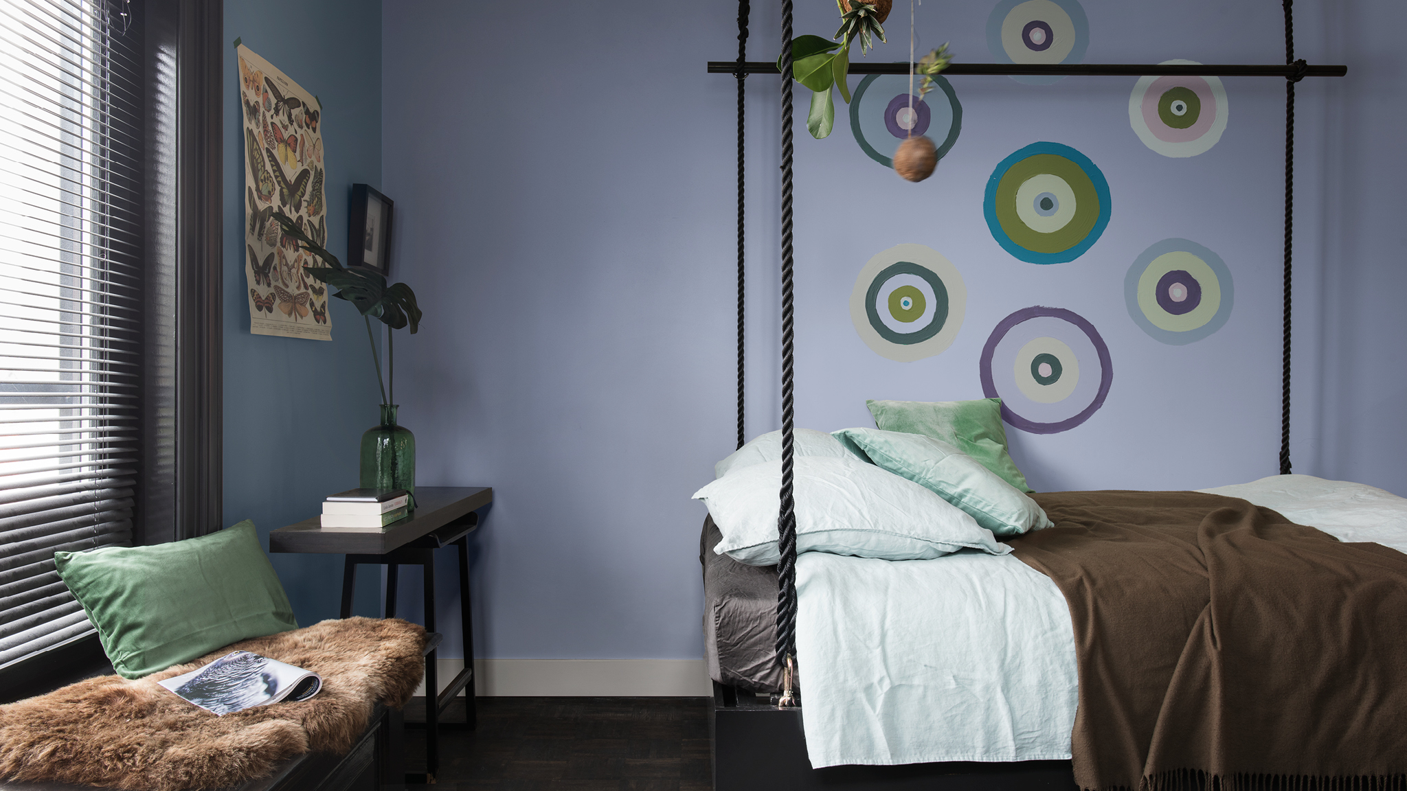 Kamar tidur natural Gunakan motif sederhana yang digambar dengan tangan untuk memilih warna individu pada tampilan ruangan Anda.