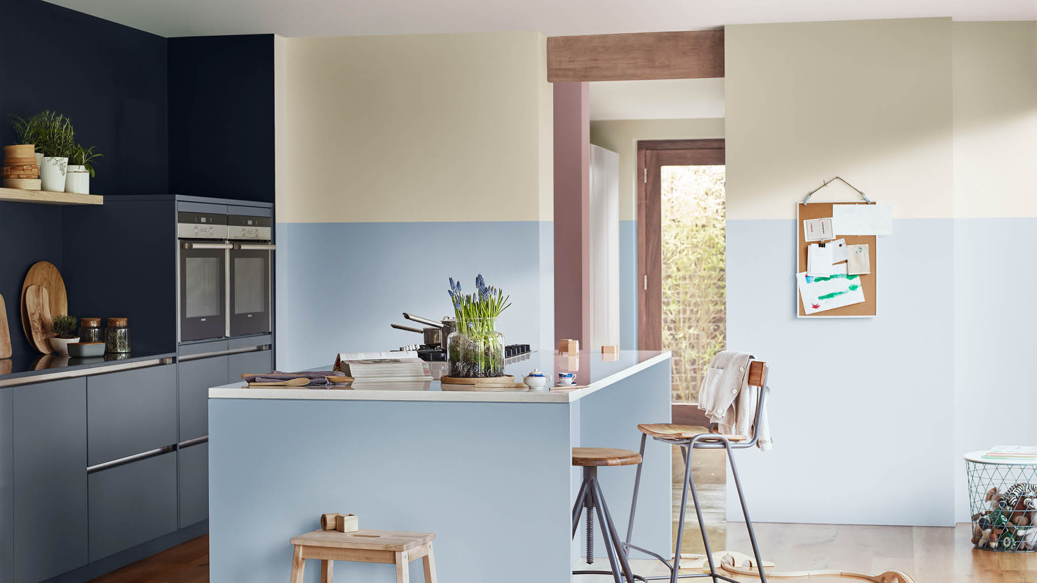 Biru natural dan netral di dapur Biru dingin dan netral menciptakan ketenangan