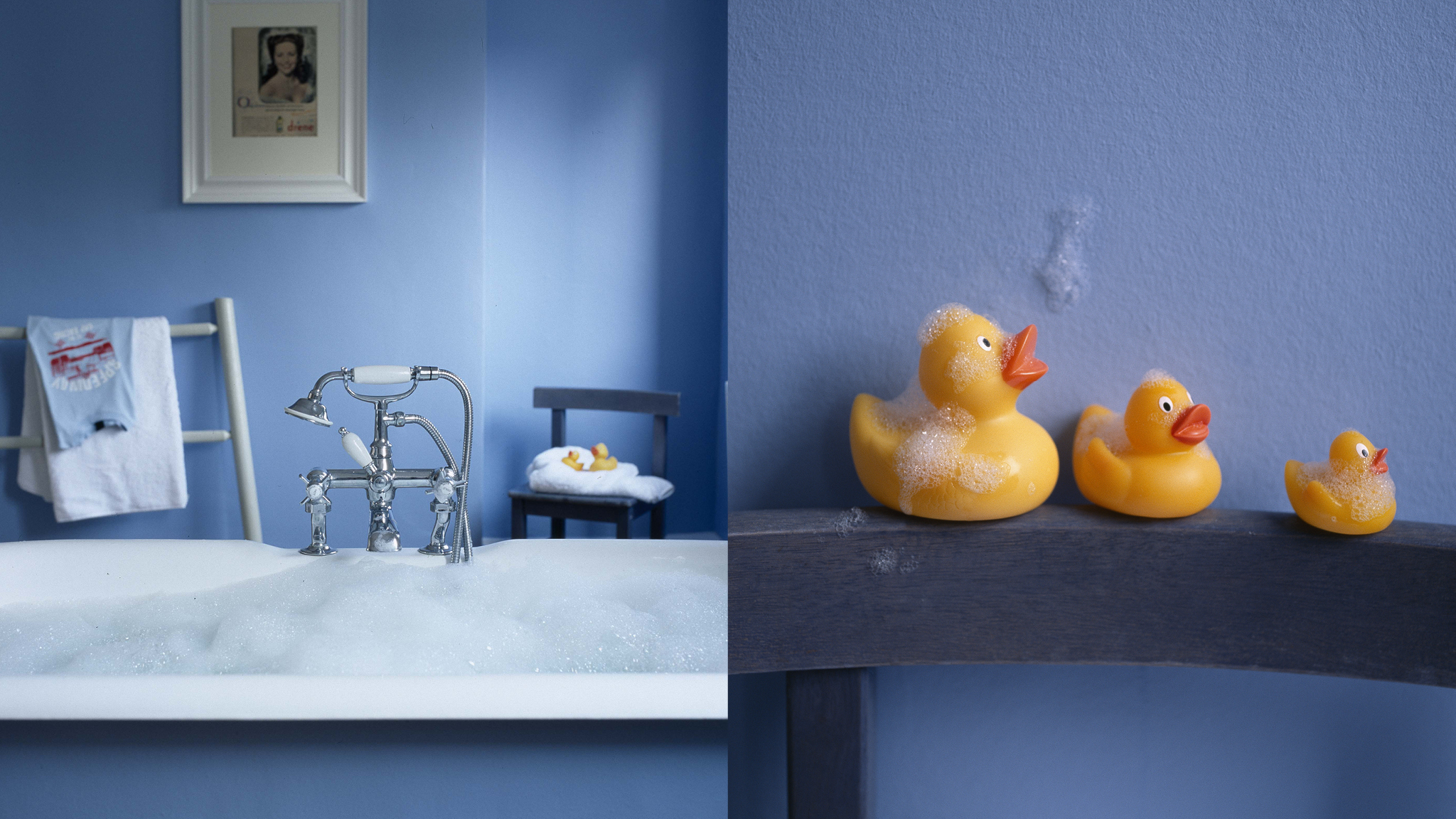 Ciptakan kamar mandi dengan warna biru yang menenangkan Menggabungkan warna hijau dan putih akan membantu membuat kamar mandi kecil terasa segar dan sejuk, sedangkan warna biru laut akan memiliki efek menenangkan dan membantu menyatukan skema yang tidak serasi.