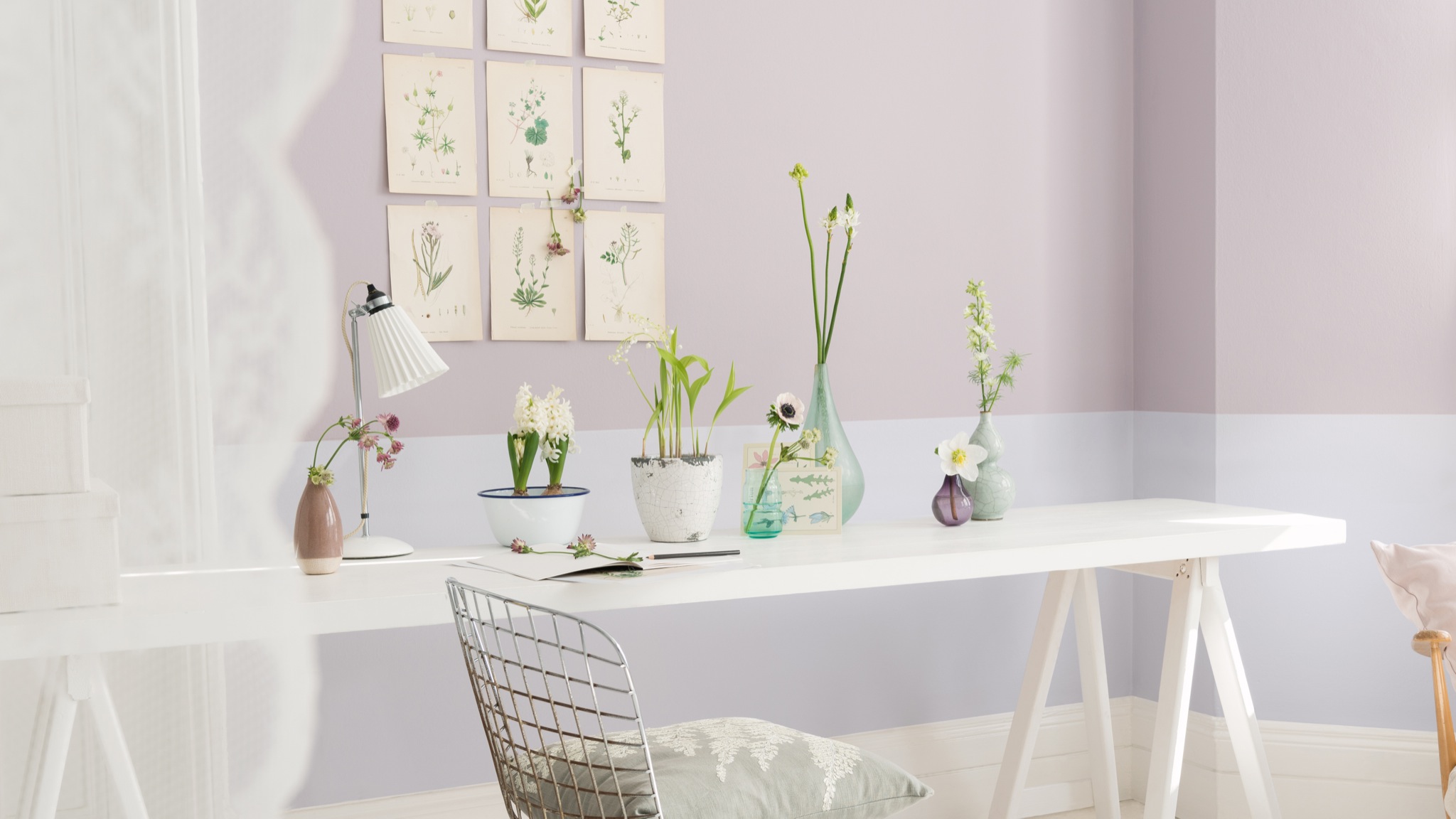 Cobalah membuat kontras nada-nada warna Cat architrave, papan lis dan moulding lainnya dengan warna terang yang reflektif, mungkin dengan nuansa yang memiliki kontras lembut dengan warna dinding.