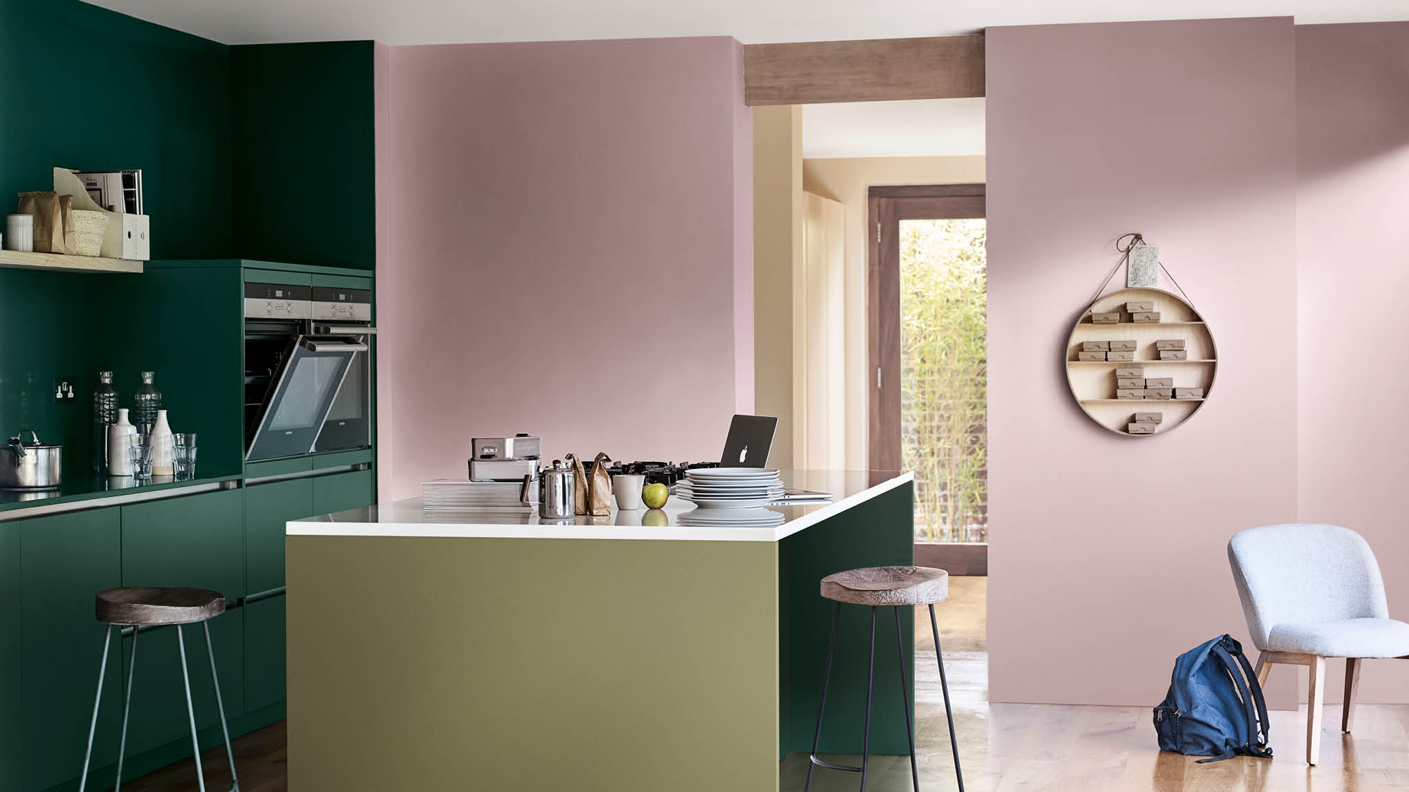 Dapur nuansa Heart Wood dengan hijau Gunakan warna energik seperti hijau dengan Heart Wood di dapur Anda