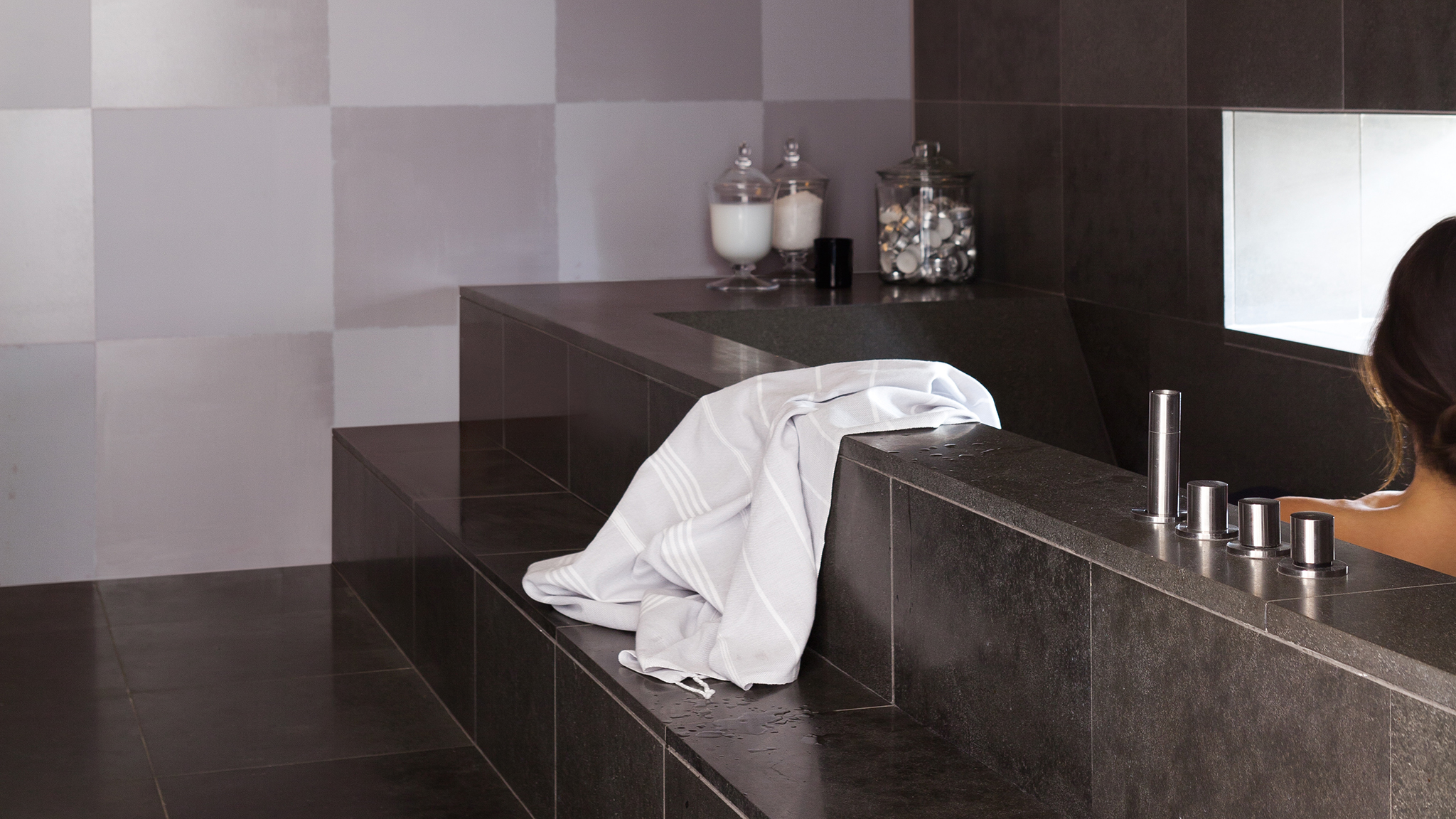 Kamar mandi abu-abu yang penuh gaya Abu-abu adalah warna yang semakin populer untuk kamar mandi pada saat ini. Dari abu-abu pucat sampai abu-abu tua yang paling gelap, warna ini adalah cara mudah untuk menambahkan kesan berkelas pada skema Anda.