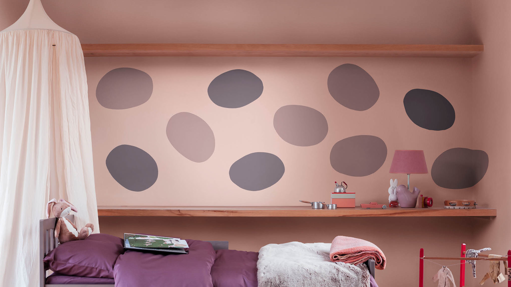 Kamar tidur anak dengan bintik-bintik Heart Wood Gunakan nuansa Heart Wood untuk menciptakan kamar tidur anak penuh fantasi