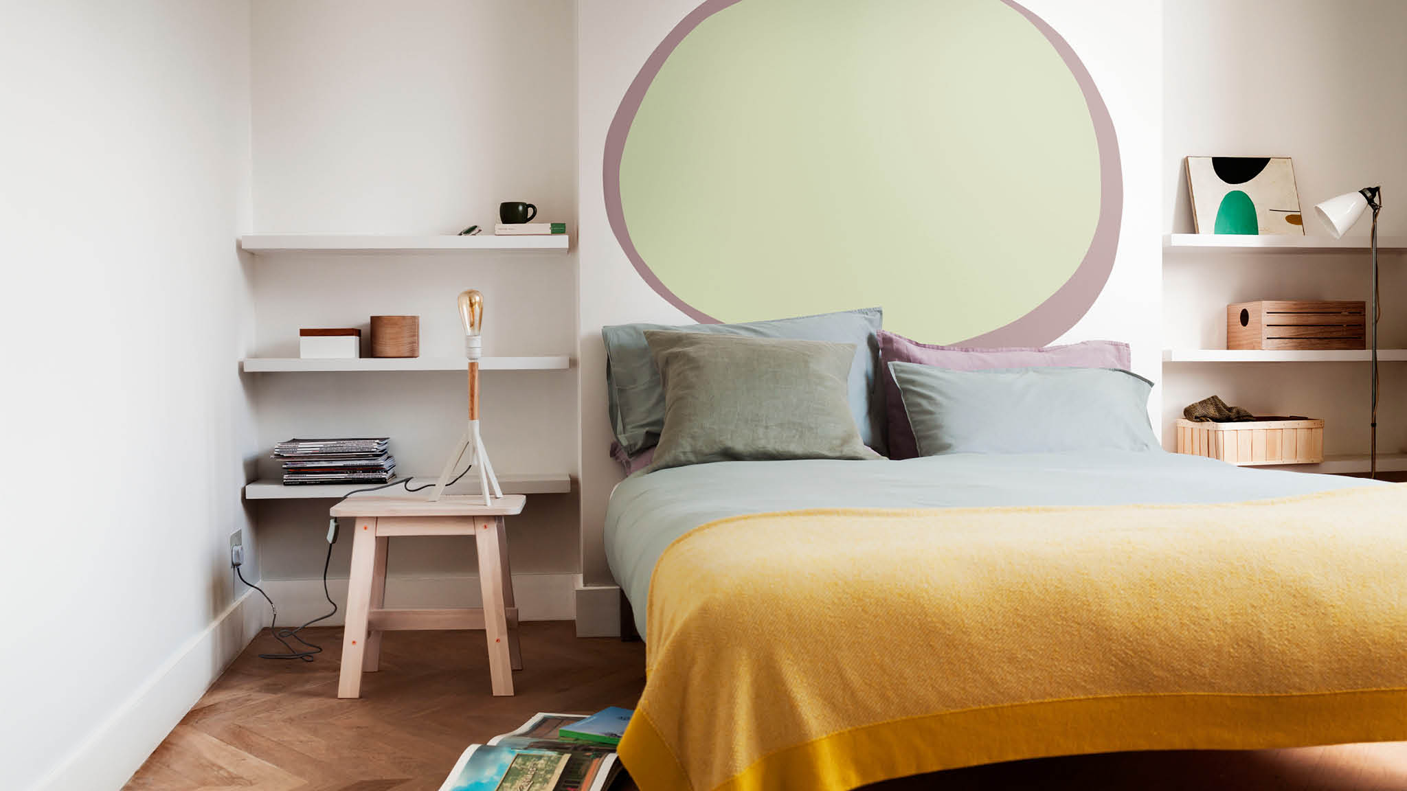 Kamar tidur dengan cat oval di dinding Kamar tidur dengan cat oval di dinding