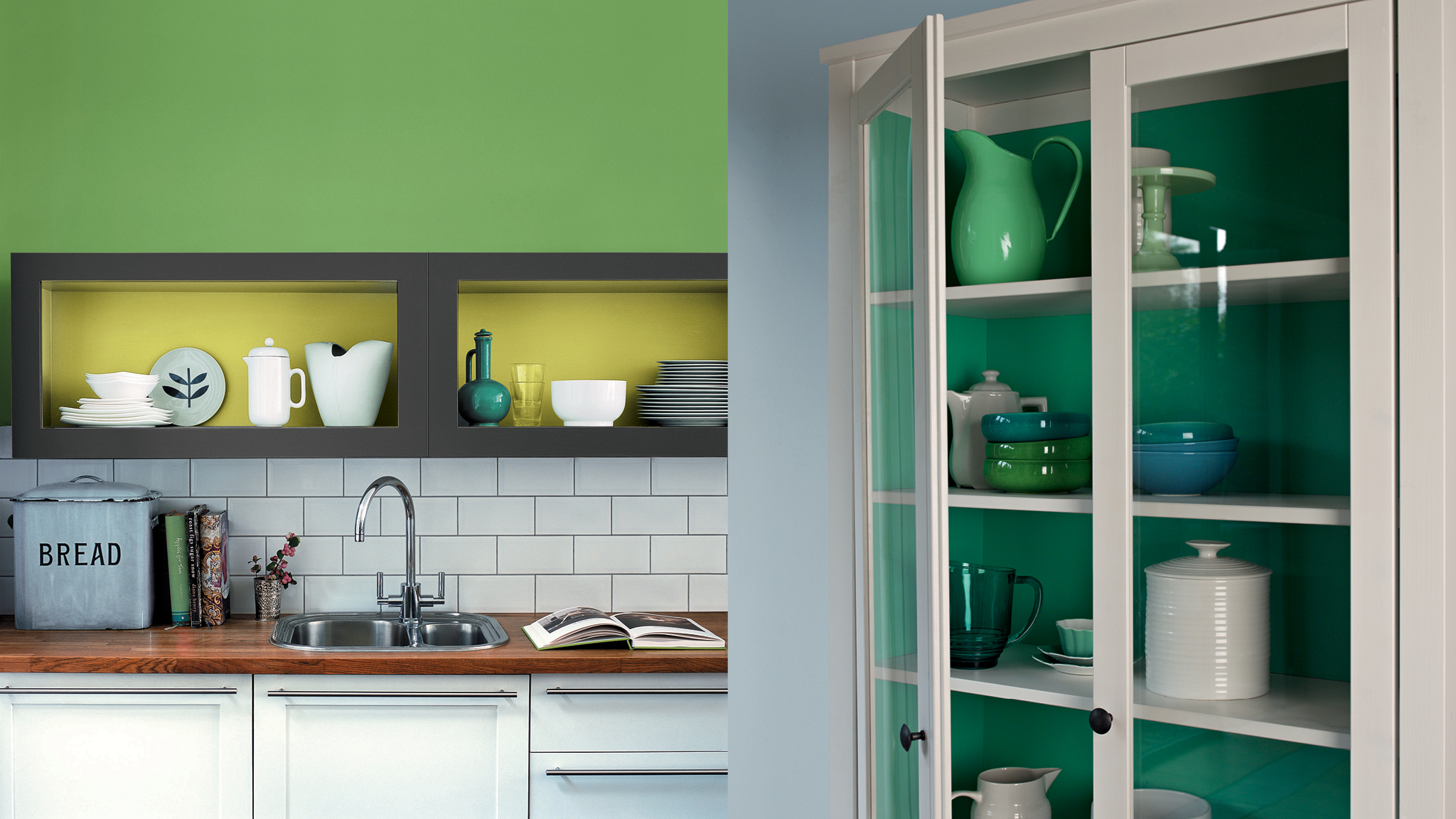 Lemari dapur warna-warni Sentuhan warna terang di bagian dalam lemari dapur dijamin dapat memberi senyuman di wajah Anda ketika Anda membukanya.