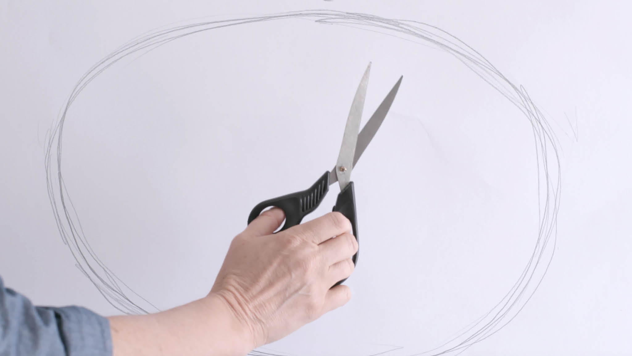 Memotong oval Gambar bentuk oval yang Anda inginkan pada kertas dan gunting