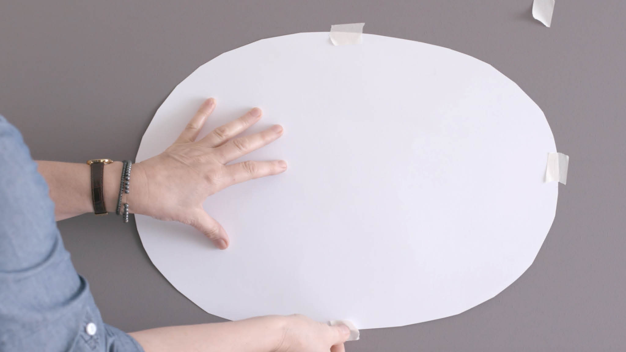 Oval ditempel ke dinding Tempelkan oval di area yang ingin Anda cat