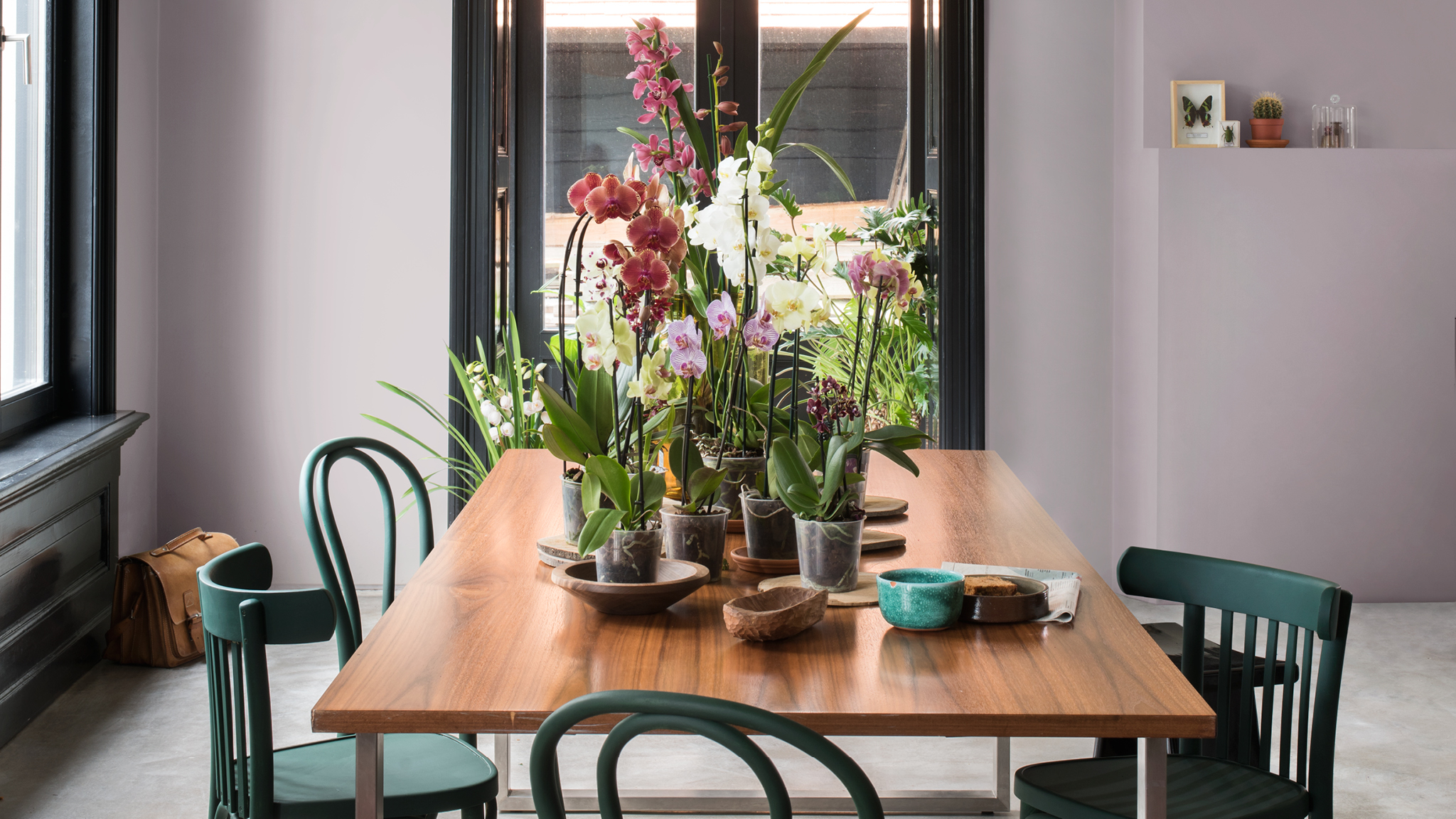 Ruangan ungu lilac dengan kursi hijau Teknik pengecatan yang cerdas dapat membantu Anda memperbarui furnitur lama agar sesuai dengan gaya hidup Anda.